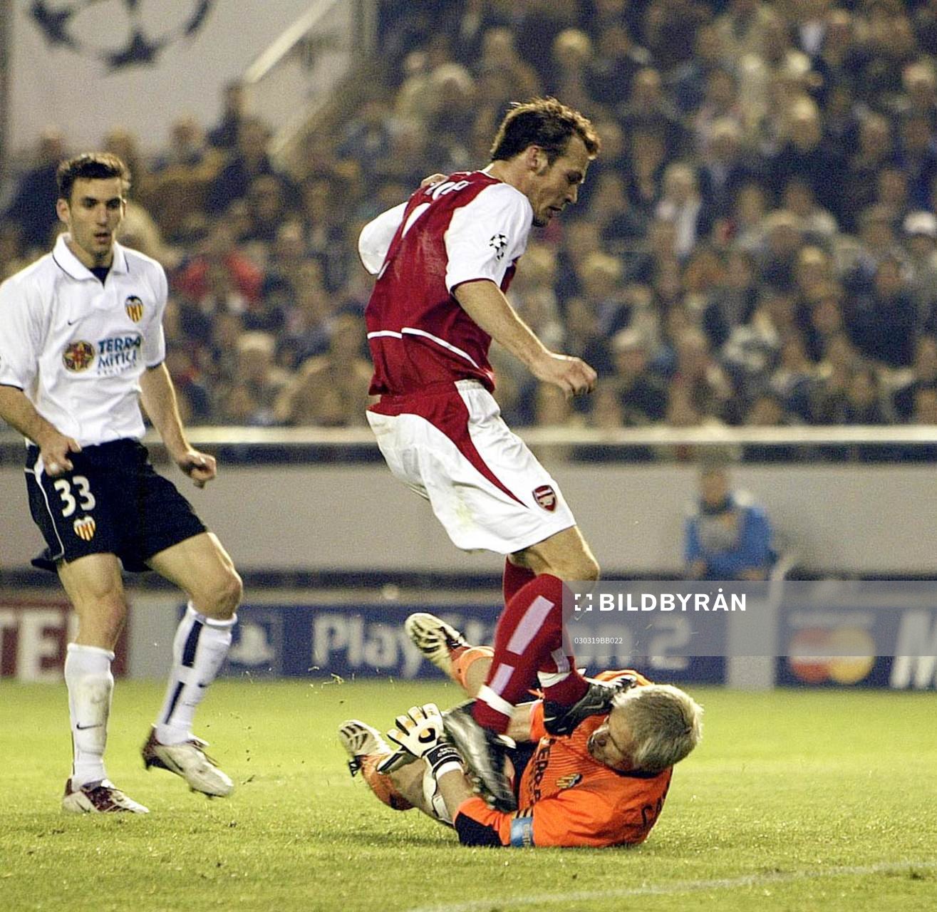  Fredrik Ljungberg, Arsenal,  i närkamp med Valencias målvakt Santiago Canizares.
