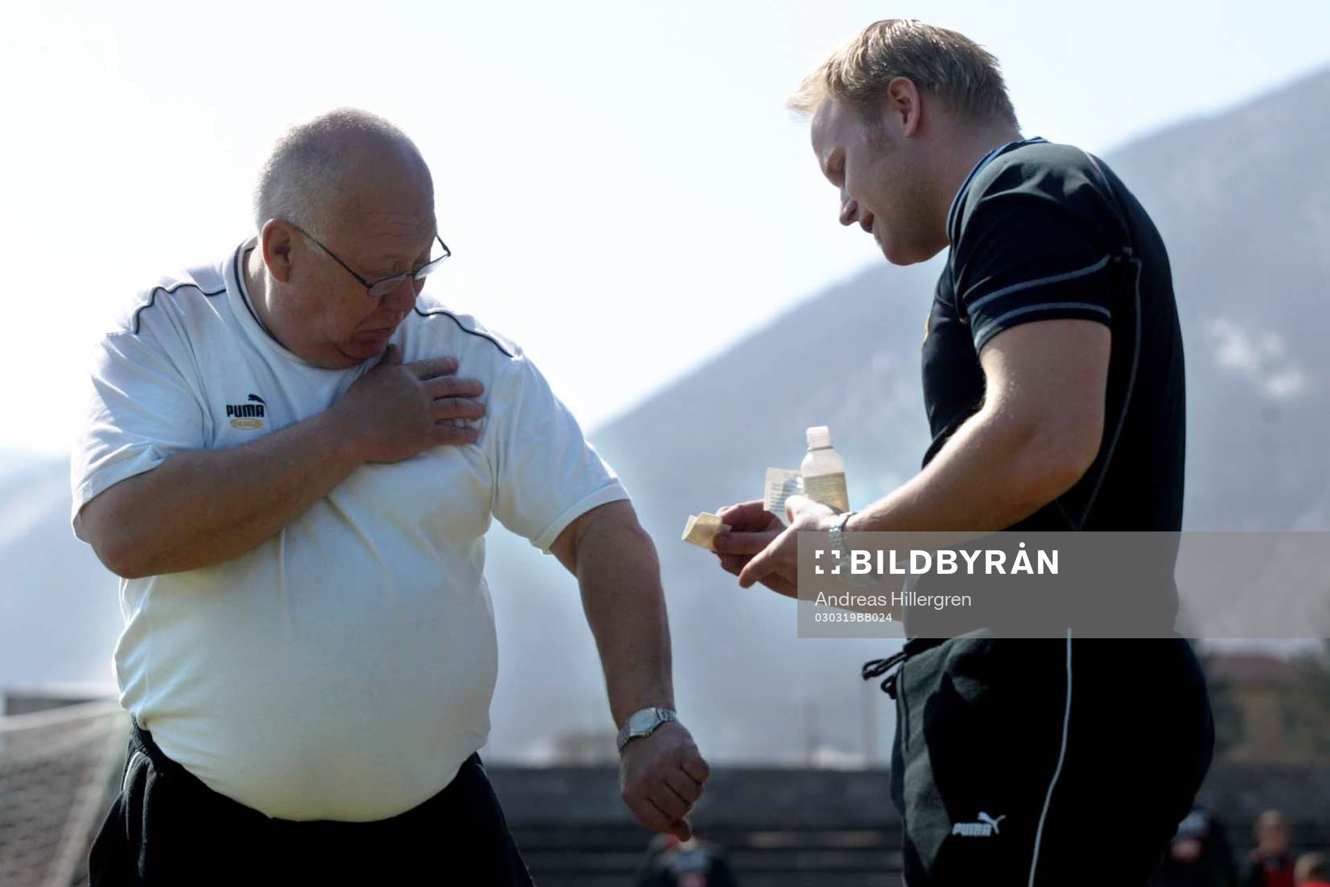 Suleyman Sleyman, skadar foten och Magnus Carlsson, får