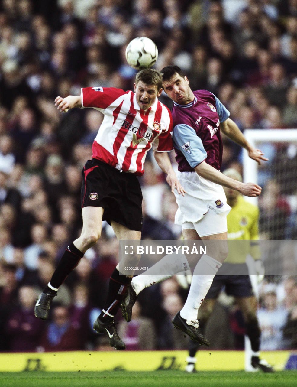 Tore Andre Flo, Sunderland  i nickduell mot Ian Pearce,