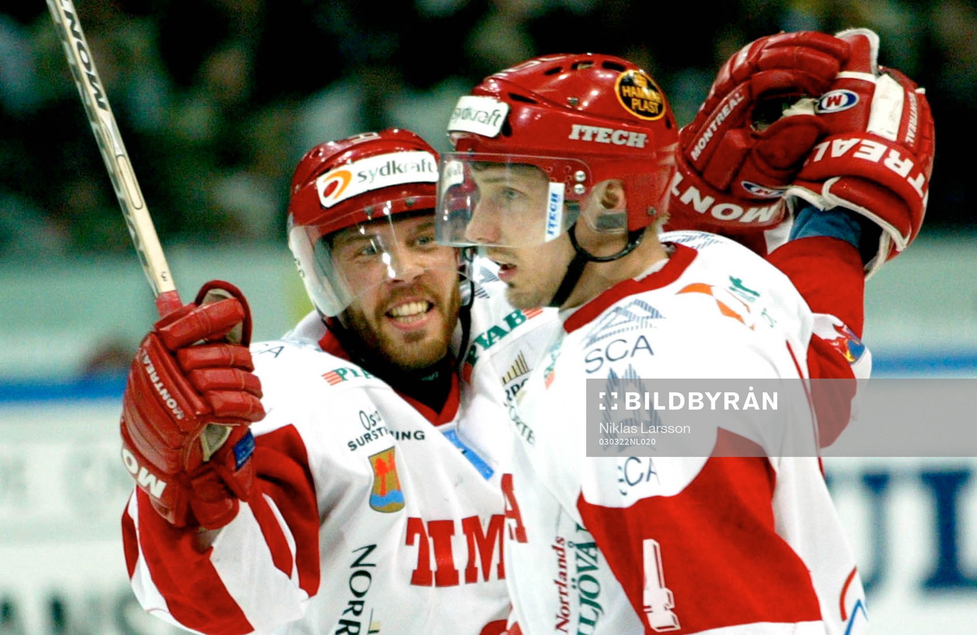 Tommy Rajamäki gratuleras av Martin Lindman