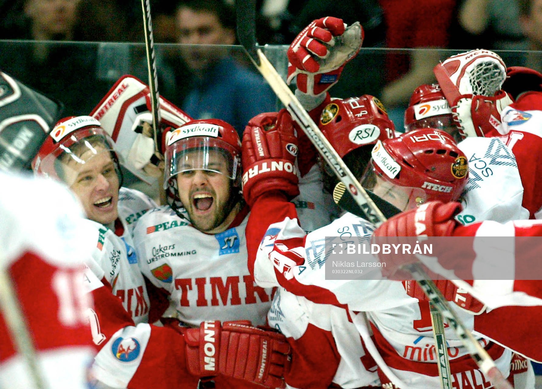 Kalle Koskinen avgjorde matchen i sudden death. Jubel i