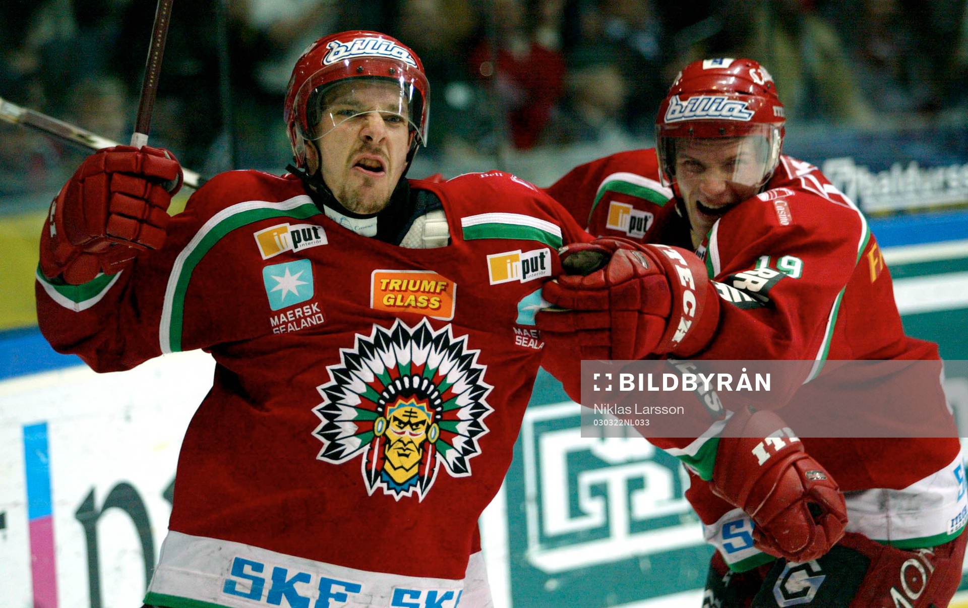 Joel Lundqvist grattas av Jari Tolsa