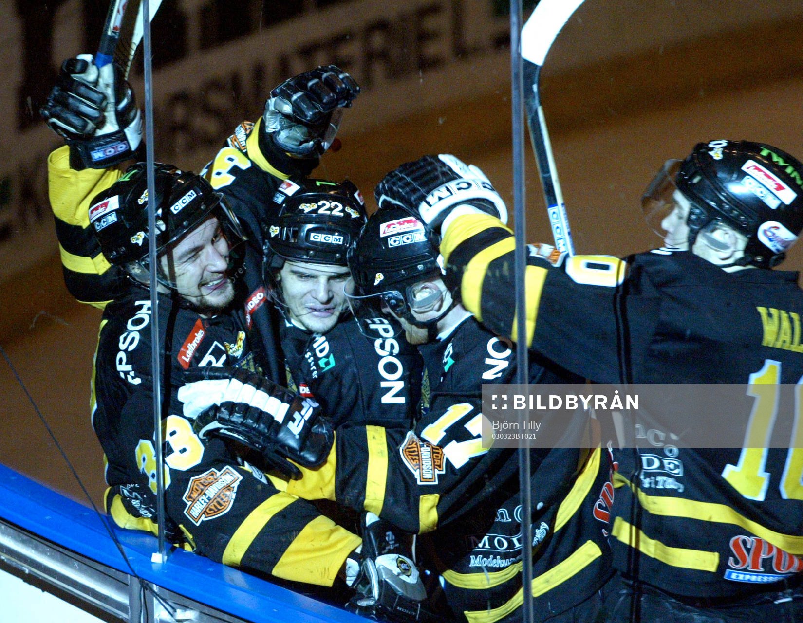 David Engblom, AIK uppvaktas av glada lagkamrater