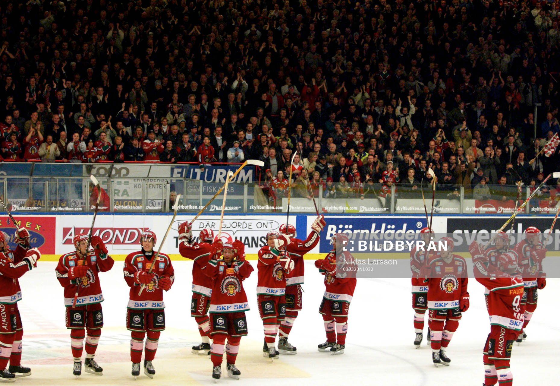 Frölundaspelarna tackar publiken