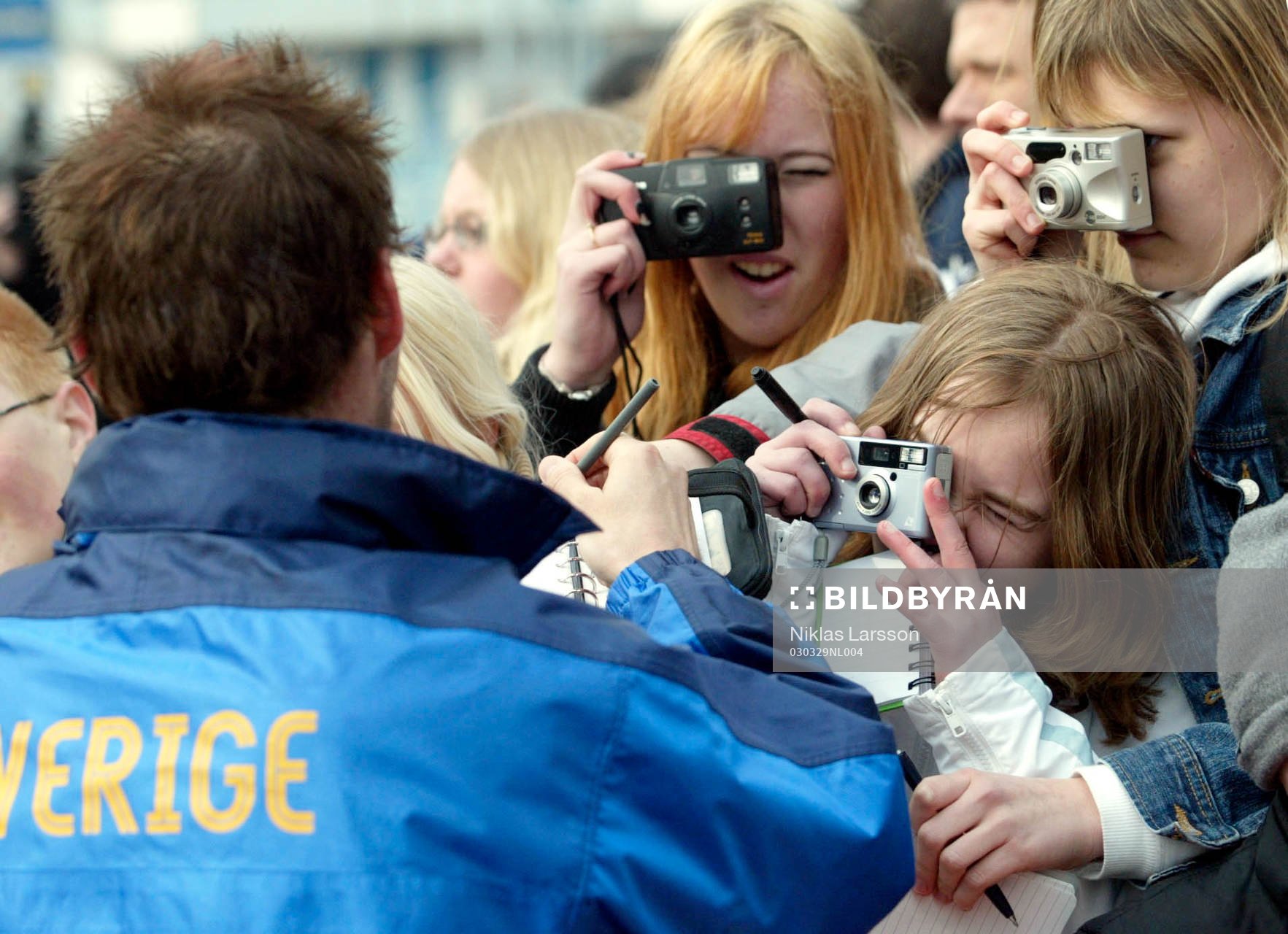 Fredrik Ljungberg skriver autografer
