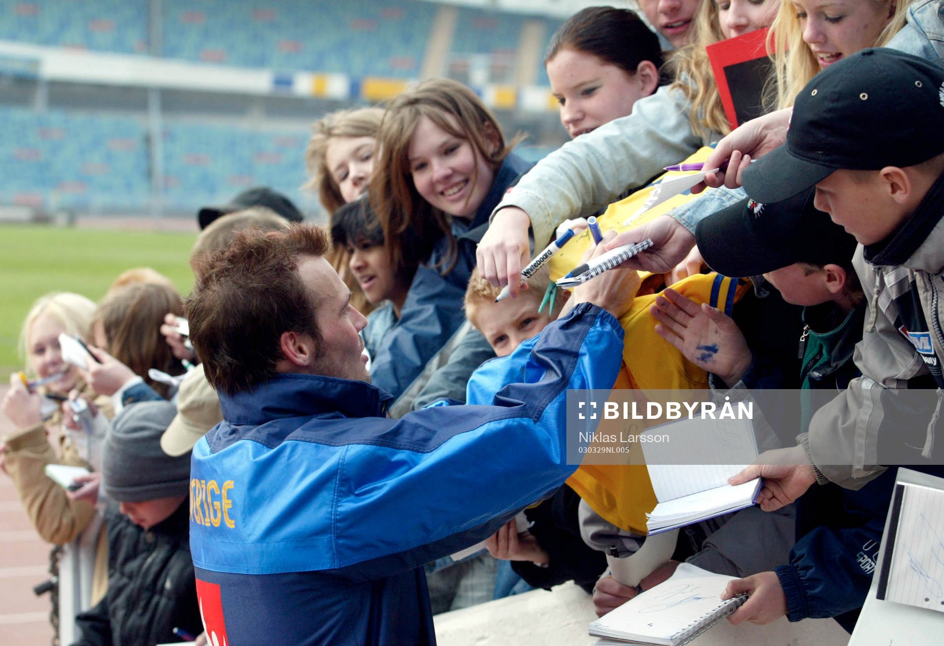 Fredrik Ljungberg skriver autografer