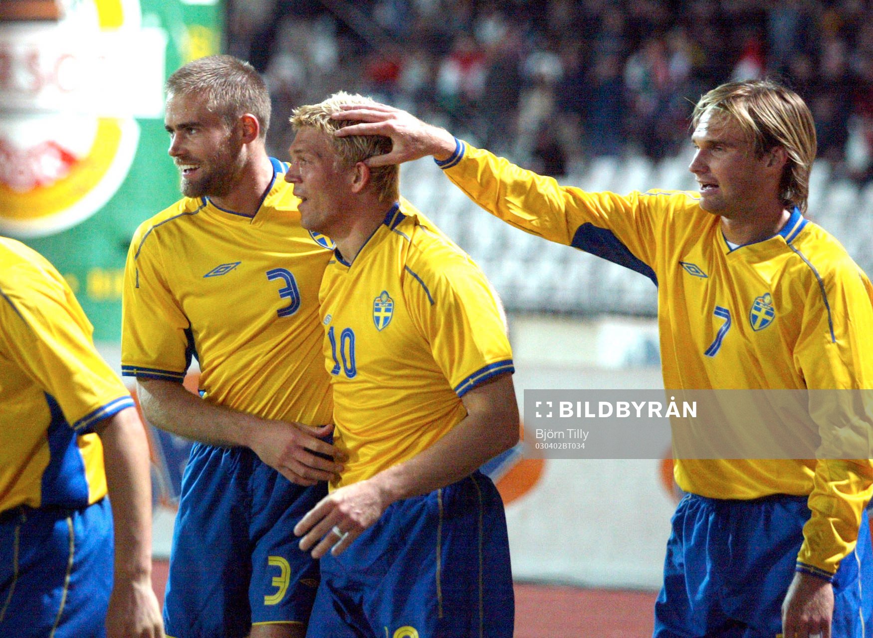  Marcus Allbäck gratuleras efter sitt andra mål av Olof Mellberg och Andreas Andersson.