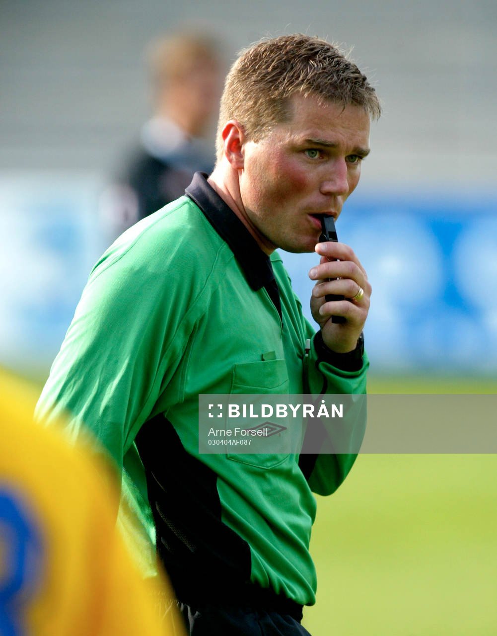 Domare Jonas Karlsson. Visselpipa