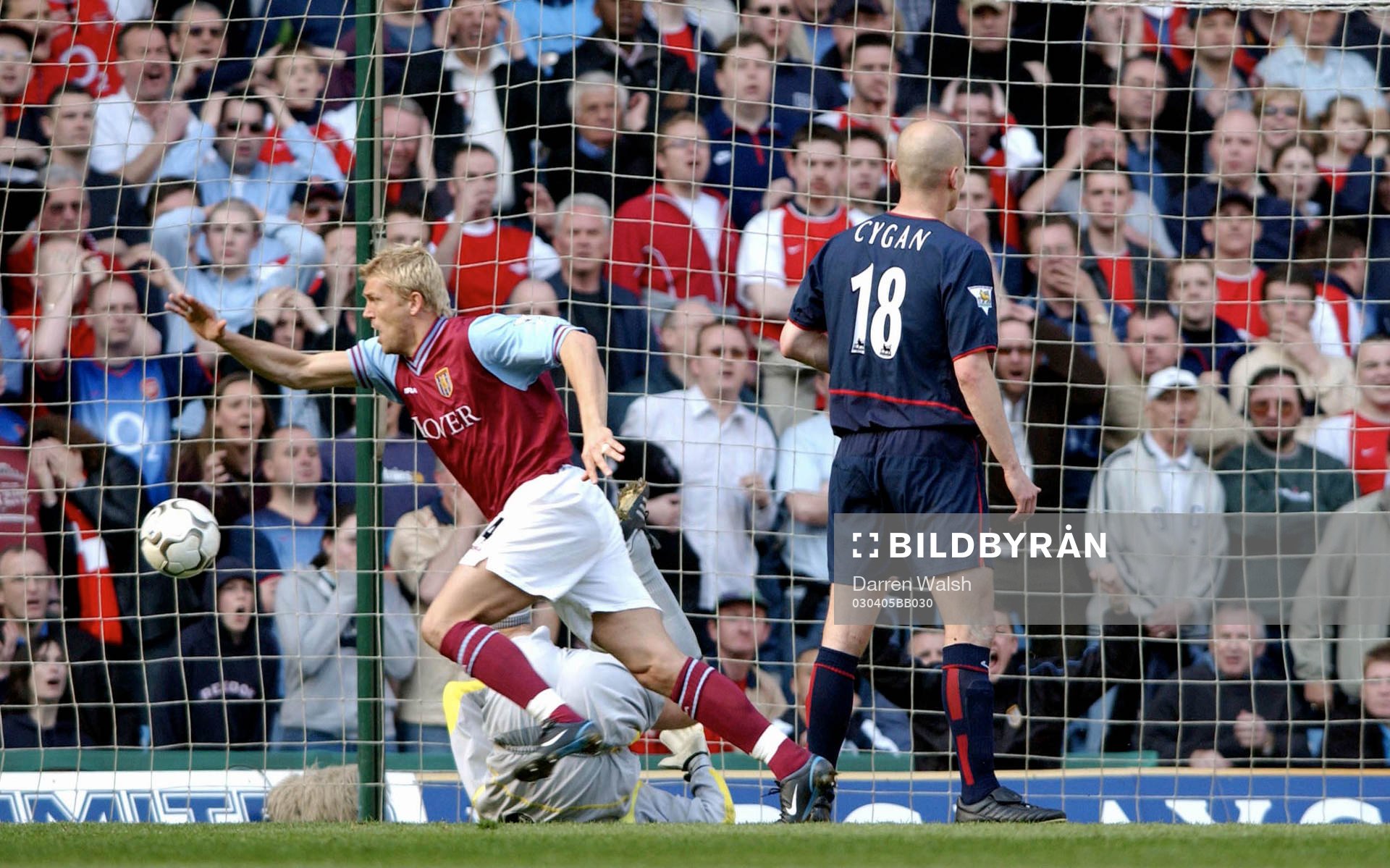 Marcus Allbäck, Aston Villa,  jublar åt Arsenals
