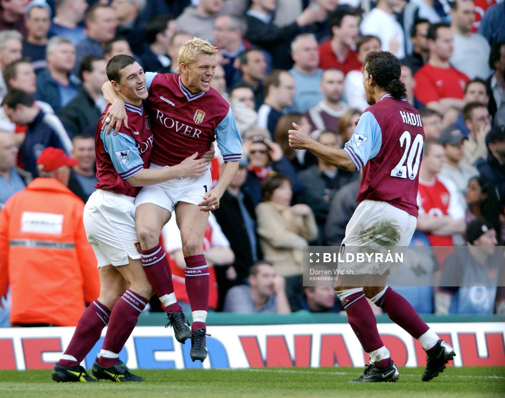   Gareth Barry , Marcus Allbäck och Moustapha Hadji jublar åt Arsenals Kolo Toures självmål till 1-1