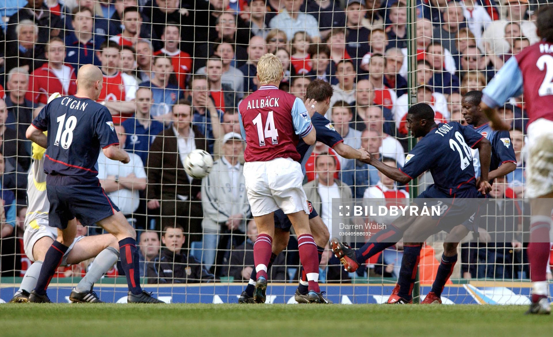 Kolo Toure gör självmål för Arsenal. Marcus Allbäck