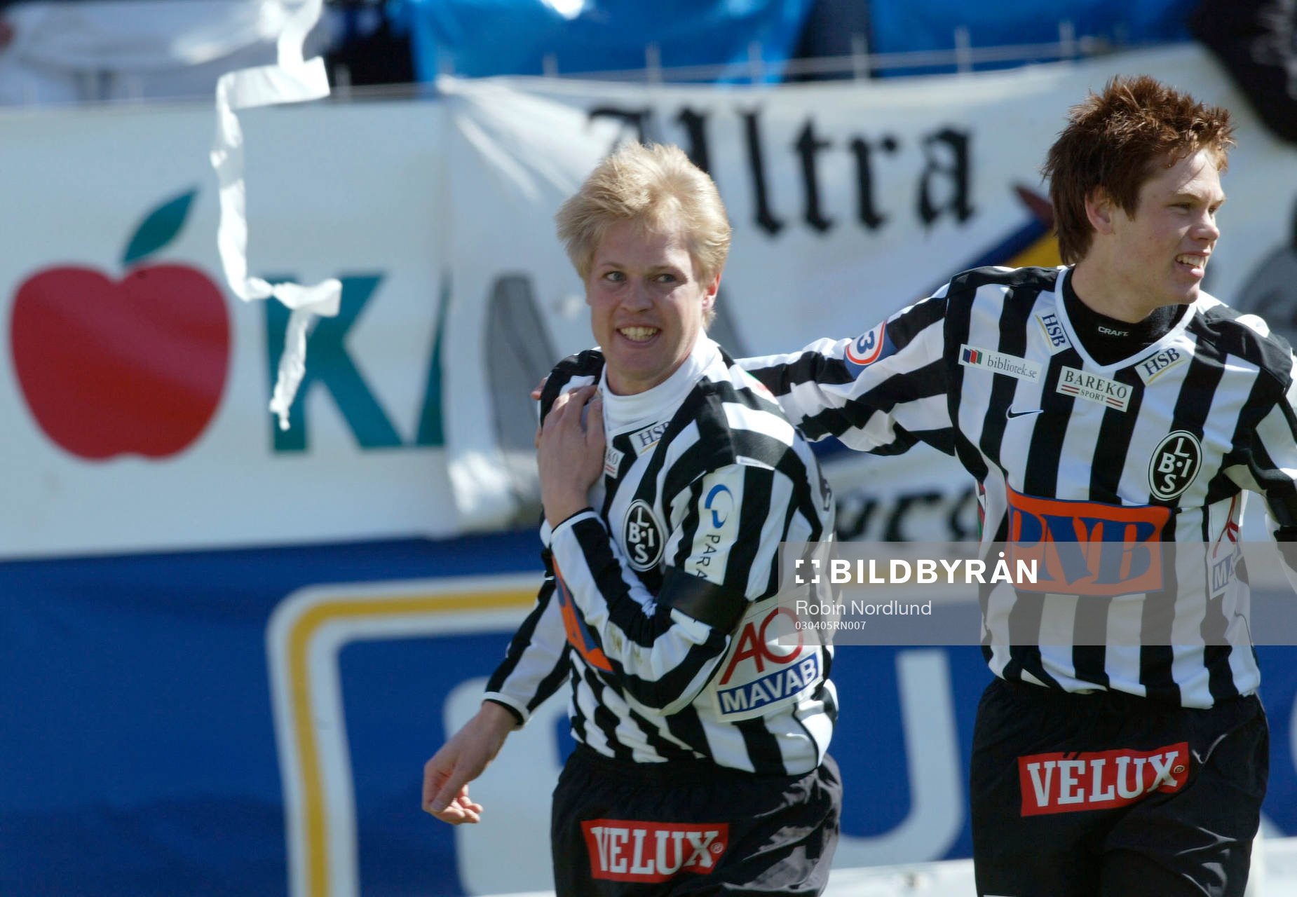 Premiärskyttenm Mathias Eklund grattas av Johan Andersson.