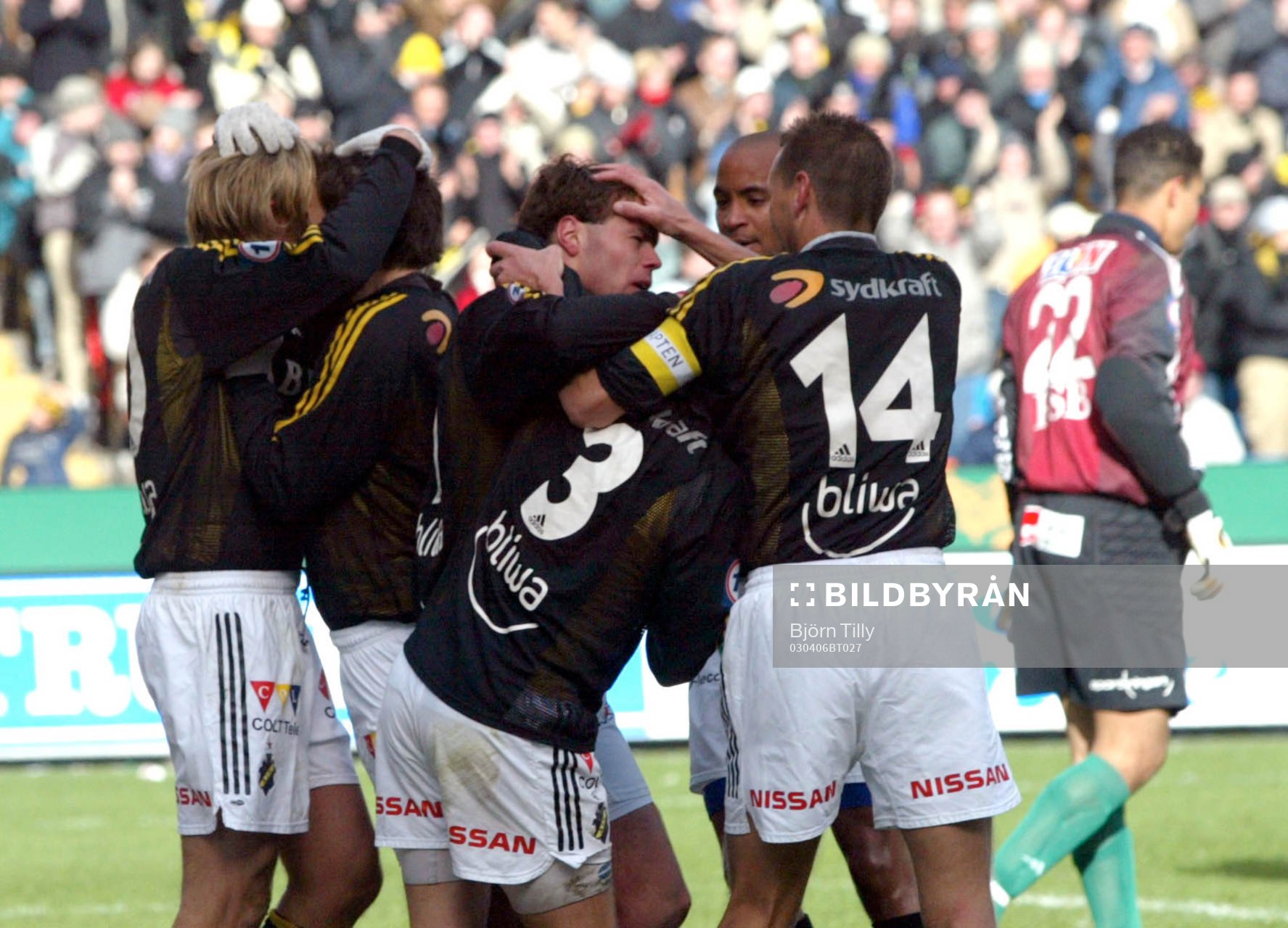 Andreas Alm, AIK gratuleras av lagkamraterna