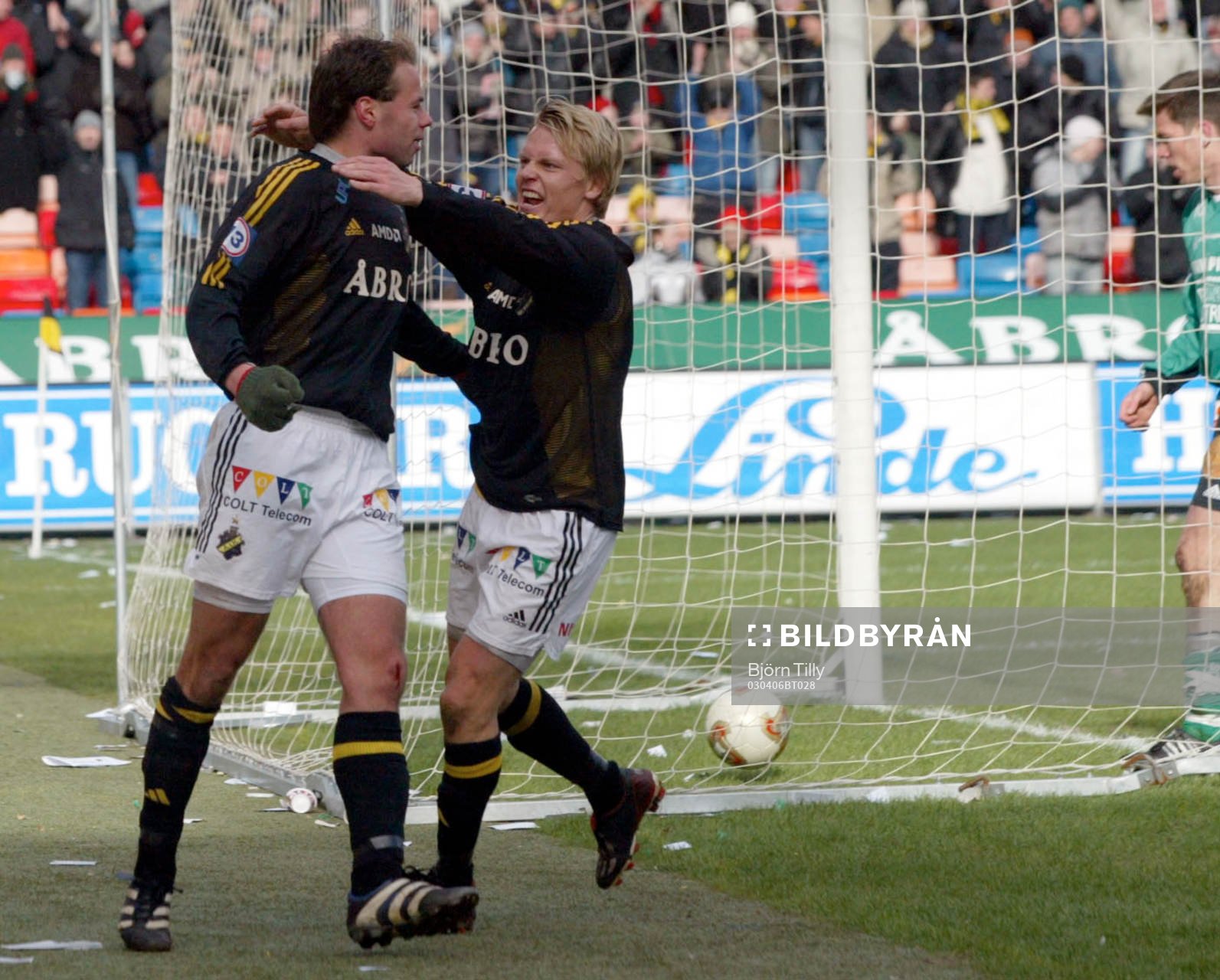 Andreas Alm, AIK gratuleras av Karl Corneliusson (1-0)