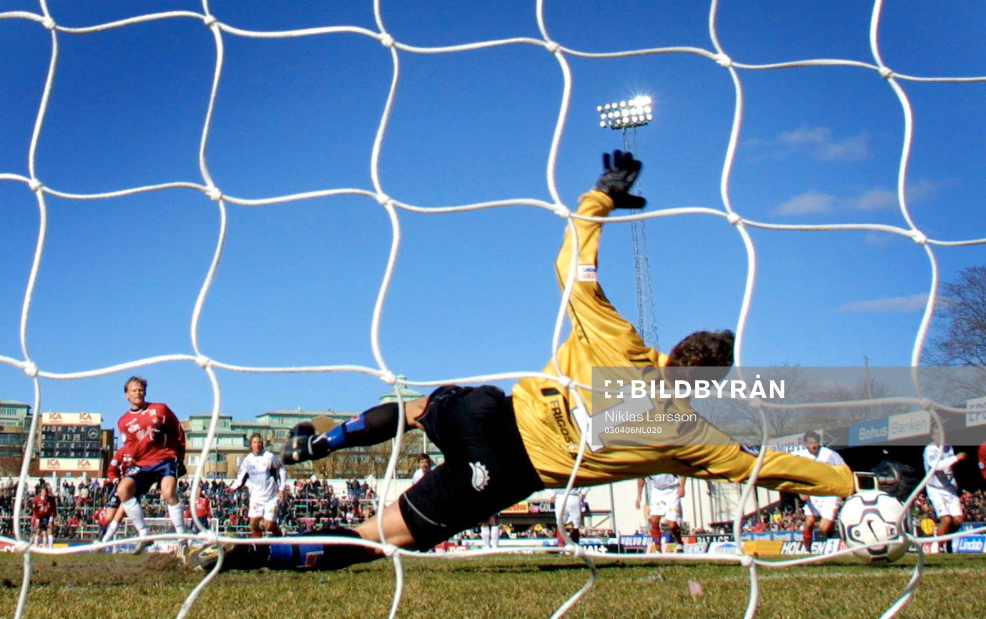 Fredrik Larsson, målvakt,  räddar straff från Robert B -