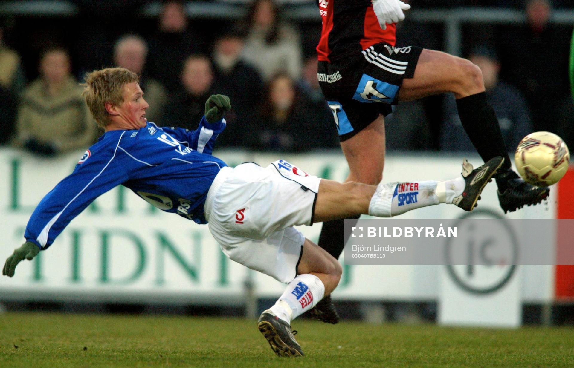  Målskytten Magnus Andersson, Halmstad sträcker sig efter bollen...