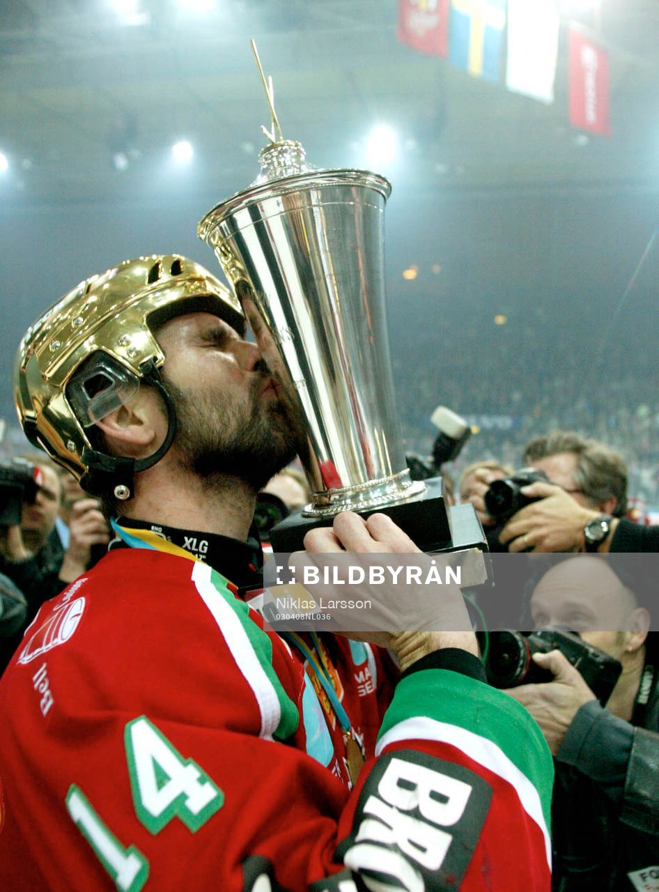 Frölunda svenska mästare! Patrik Carnbäck kysser bucklan