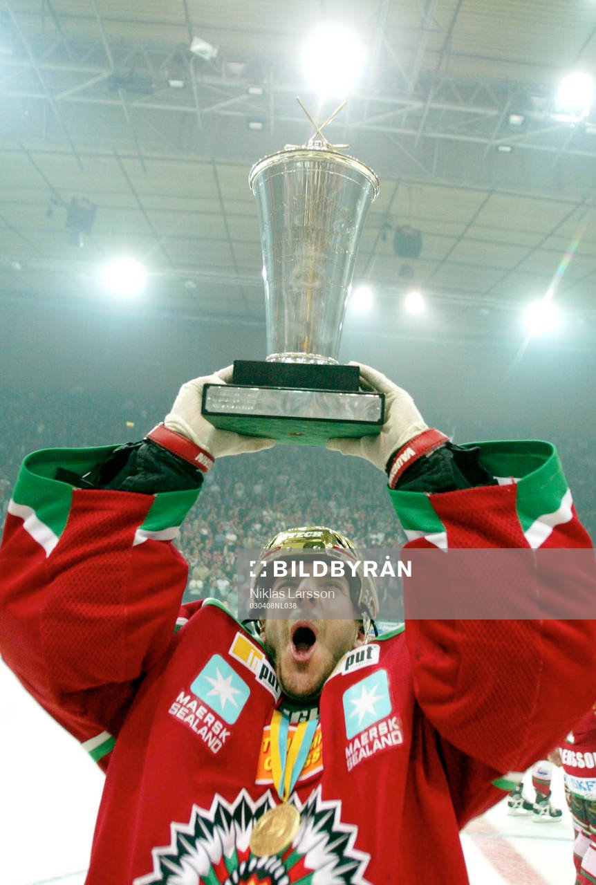 Frölunda svenska mästare! Henrik Lundqvist lyfter bucklan