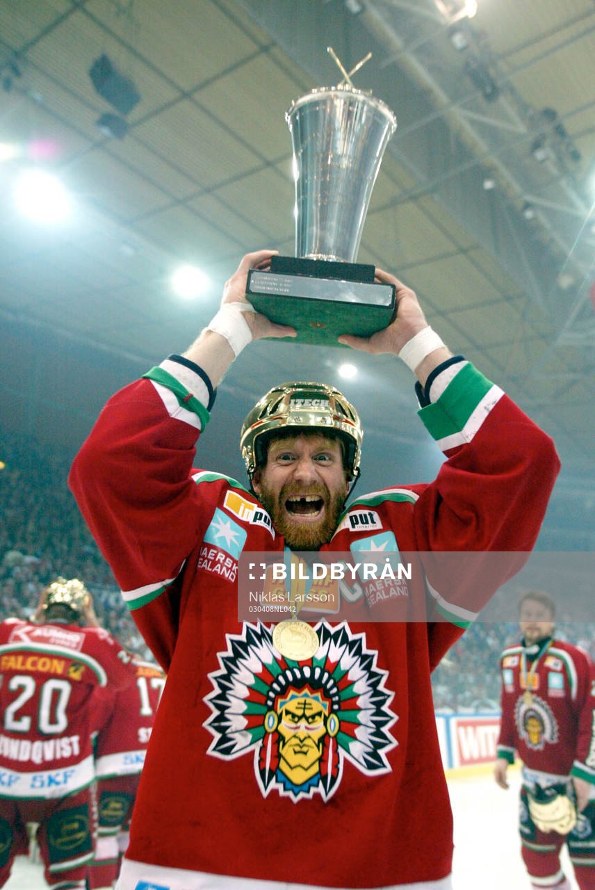 Frölunda svenska mästare! Mikael Andersson lyfter bucklan