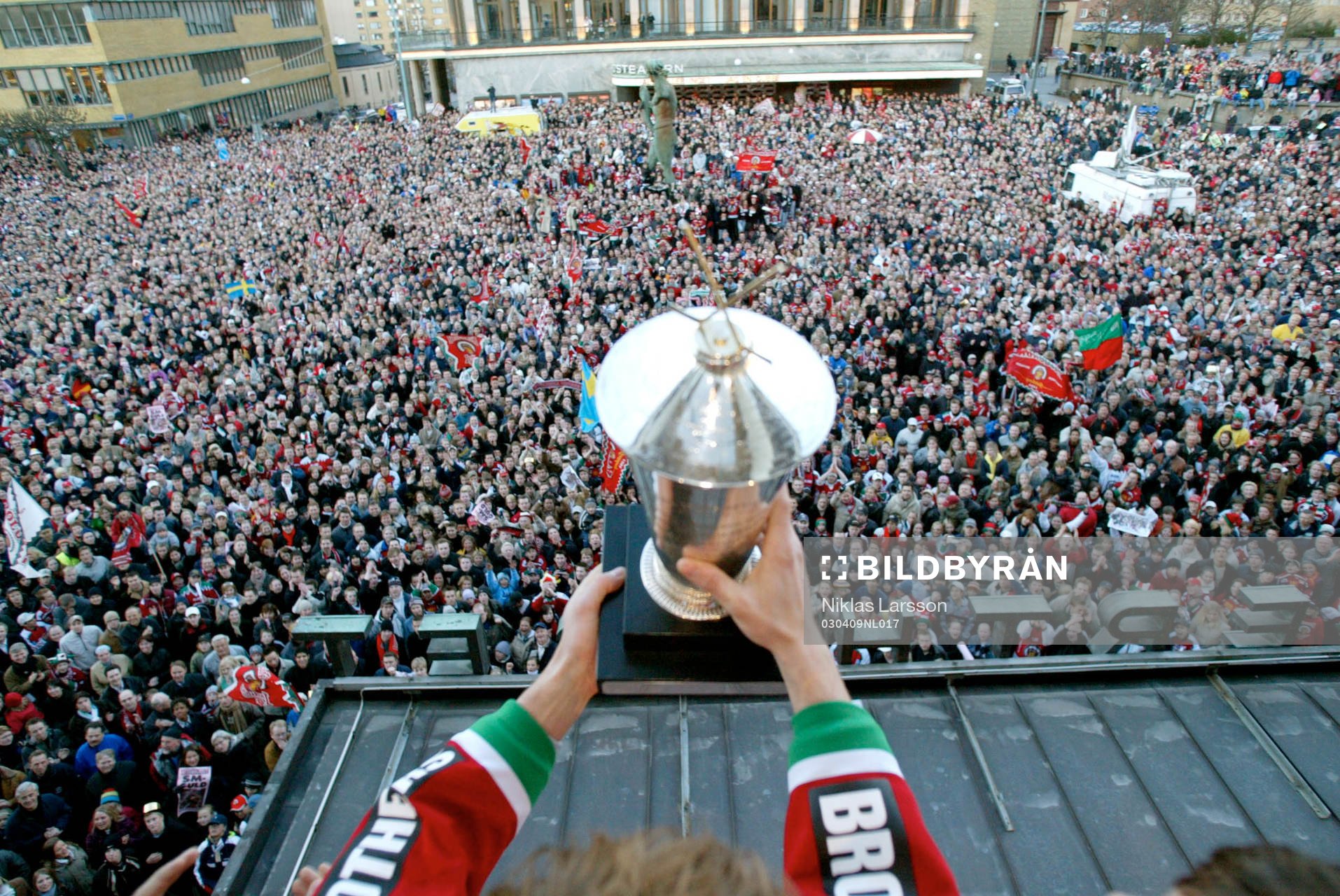 Ishockey, Elitserien, Frölunda svenska mästare! De firas
