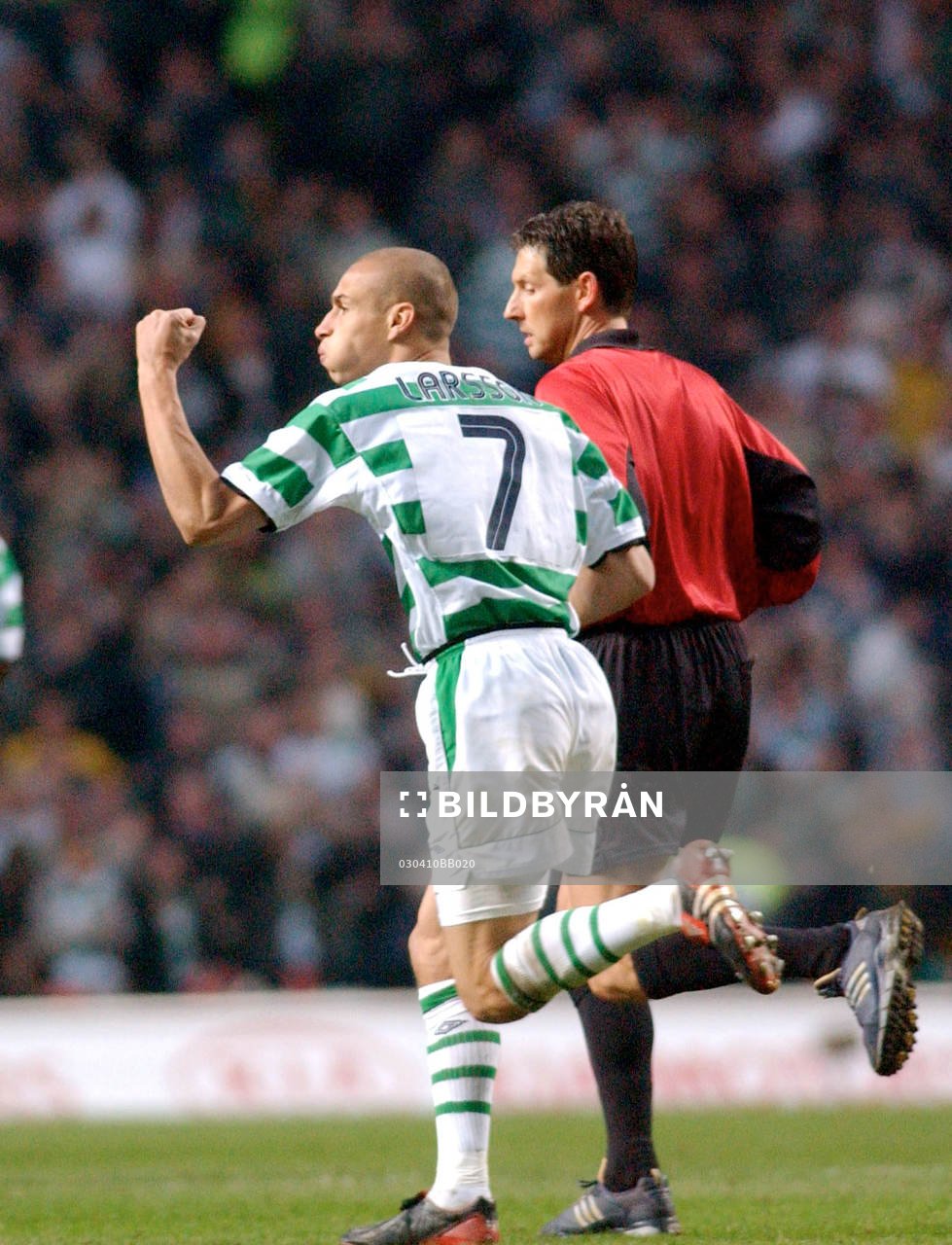  Henrik Larsson, Celtic jubel efter att ha gjort mål mot Boasvista.