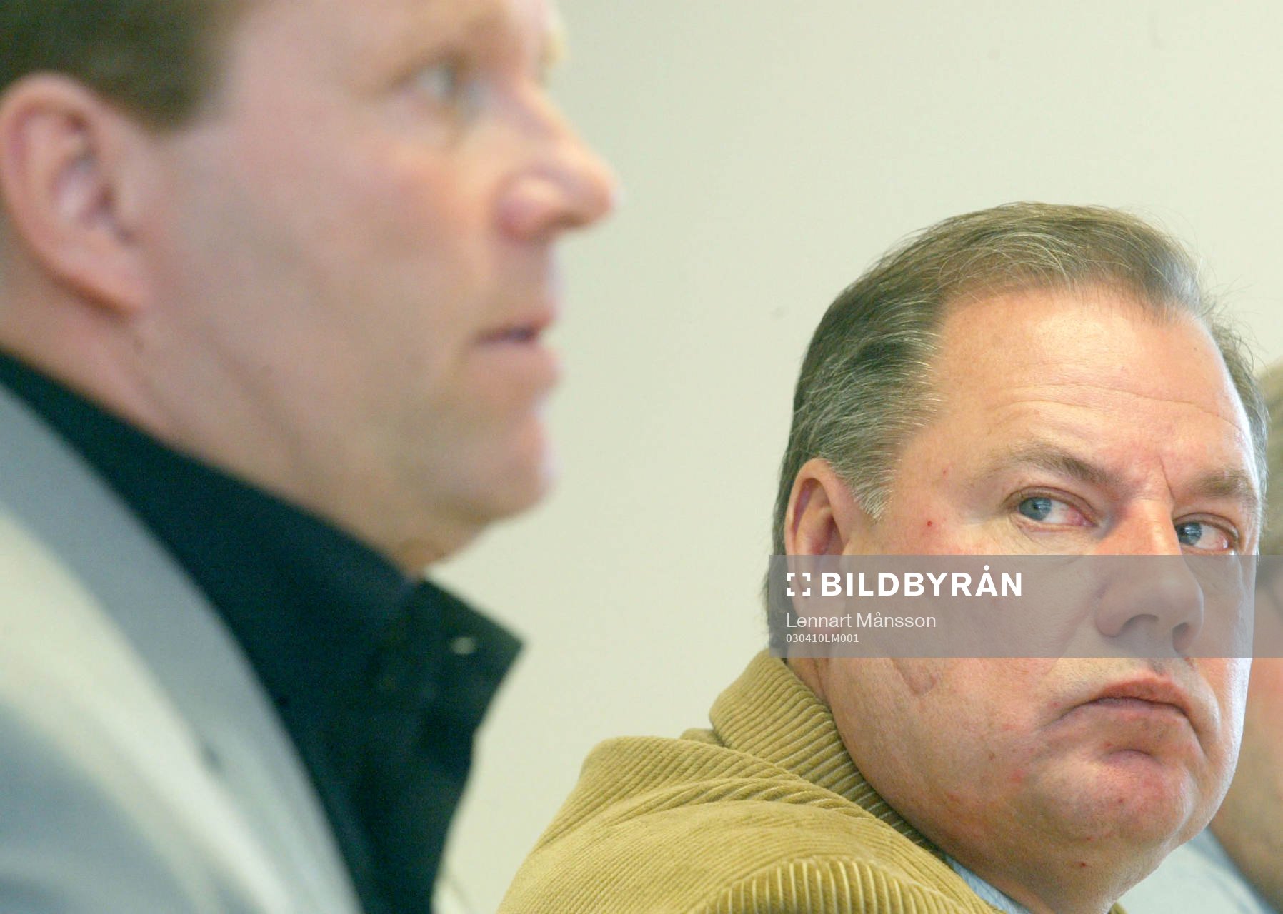 Ystads tränare Nils-Erik Persson tittar snett på sin