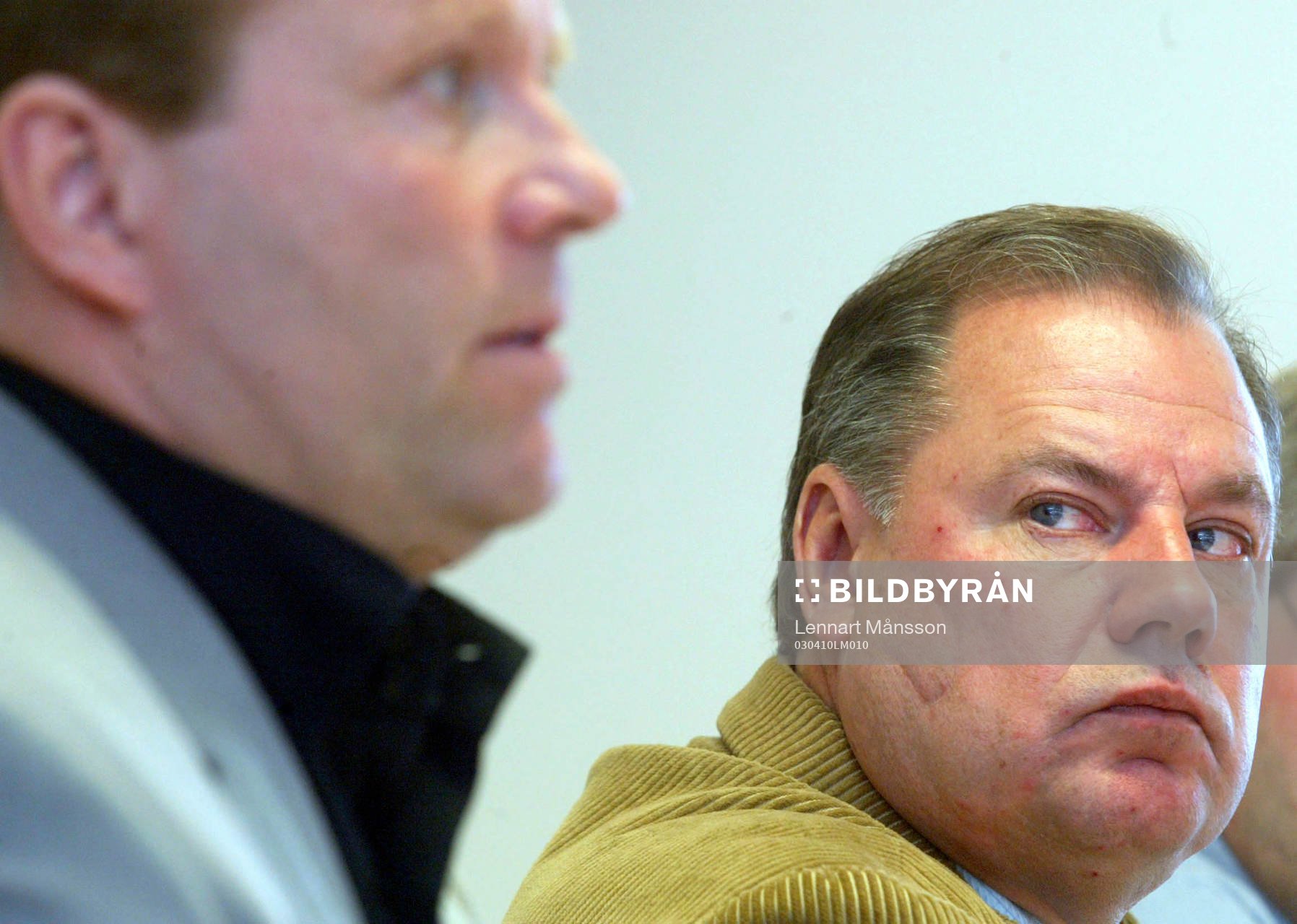 Nils-Erik Persson, tränare, Ystad,  tittar snett på sin