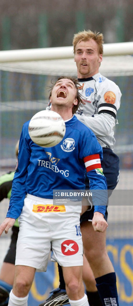 Jonas Nilsson trycks i ryggen av…