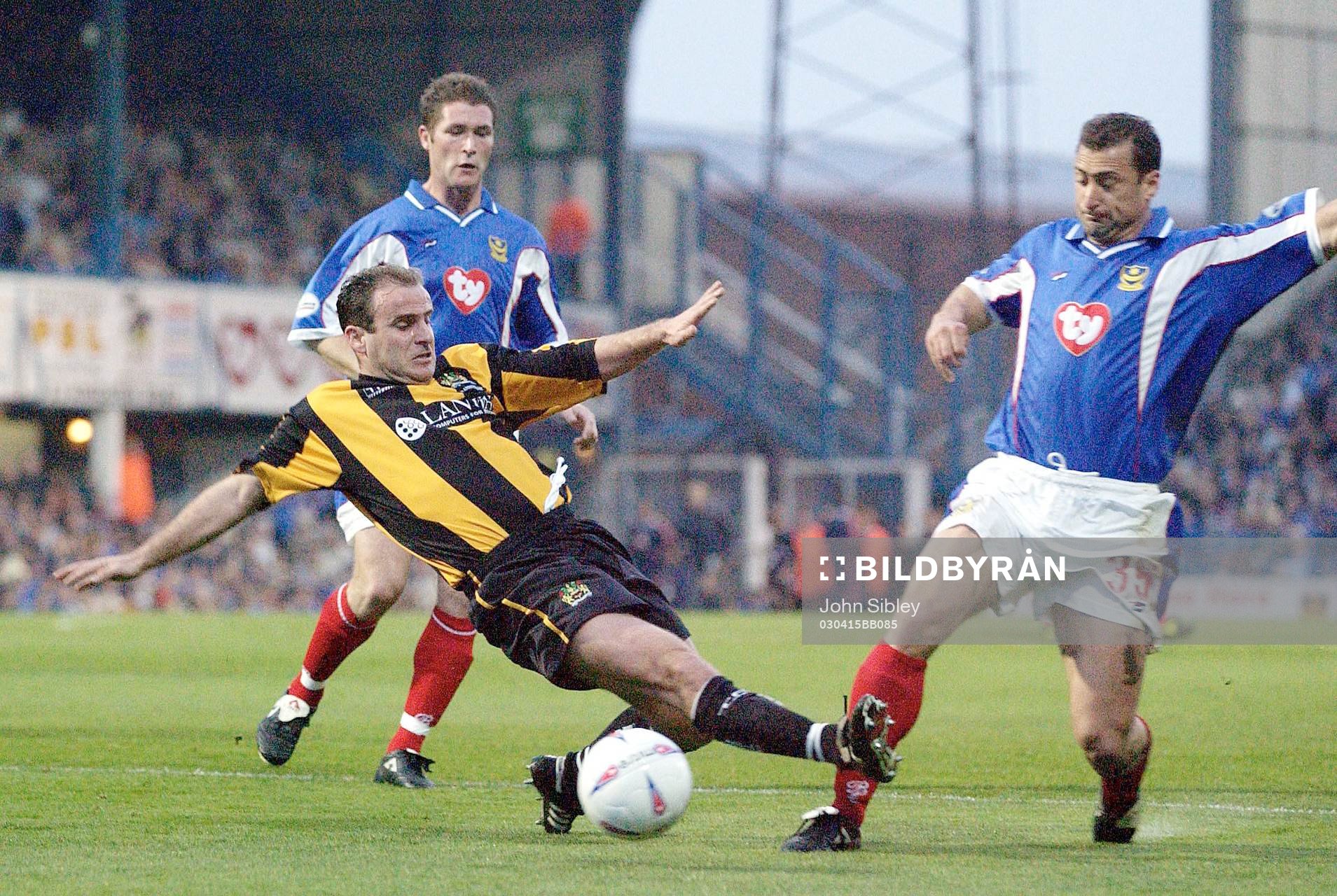 Portsmouth's Gianluca Festa fälls av Burnley's Dean West
