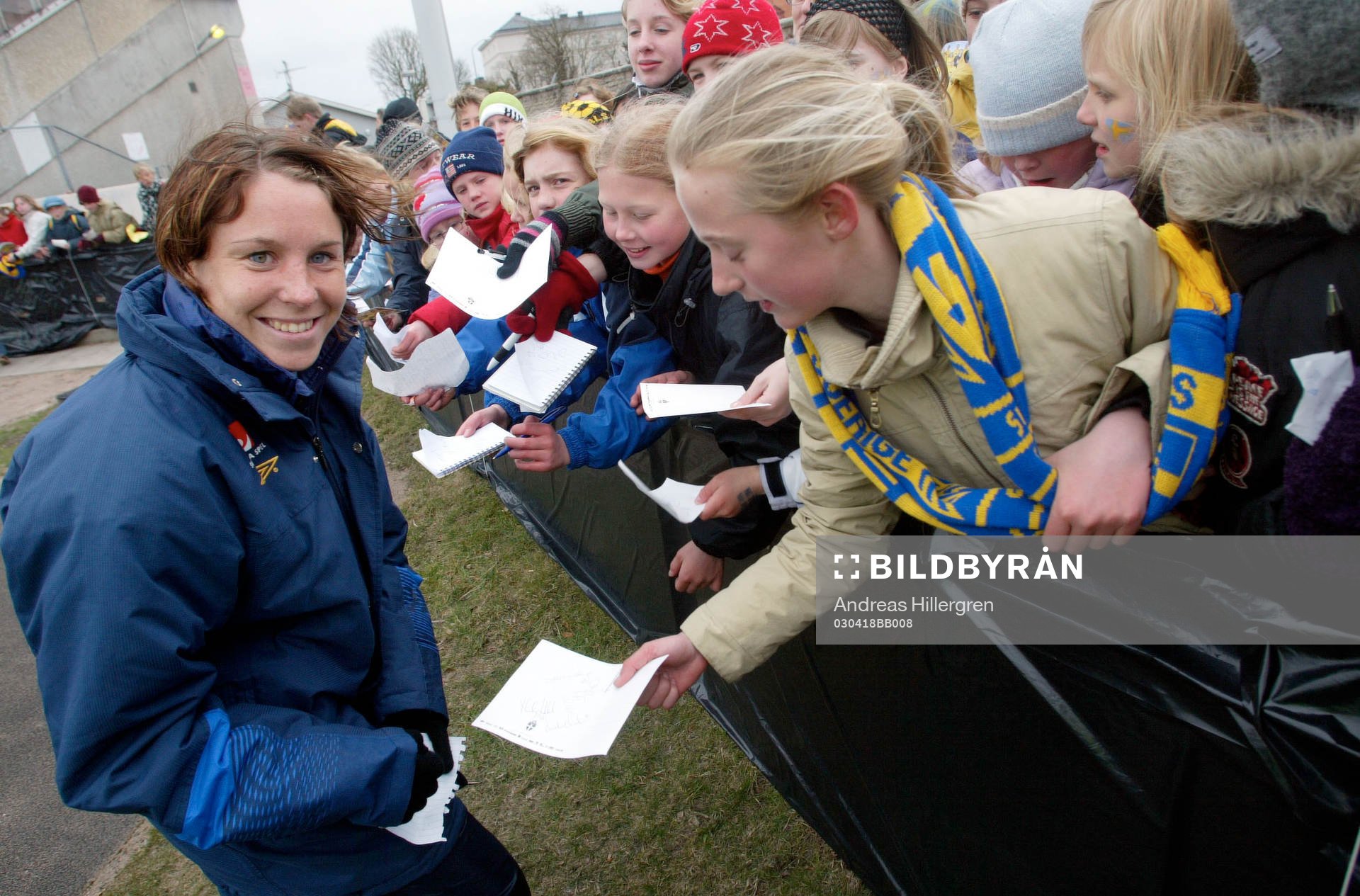 Hanna Ljungberg, Sverige, möter upp sina fans och skriver