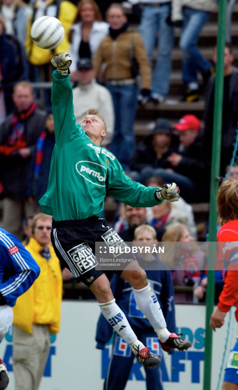 Fredrik Sundfors, målvakt, Sundsvall boxar ut bollen vid