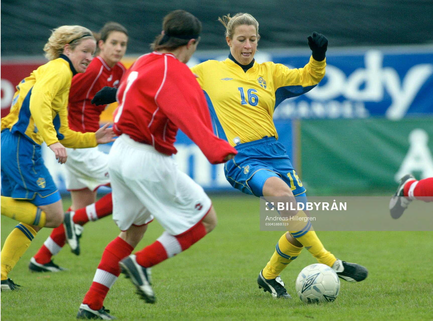 Elin Flyborg, Sverige, trollar med bollen