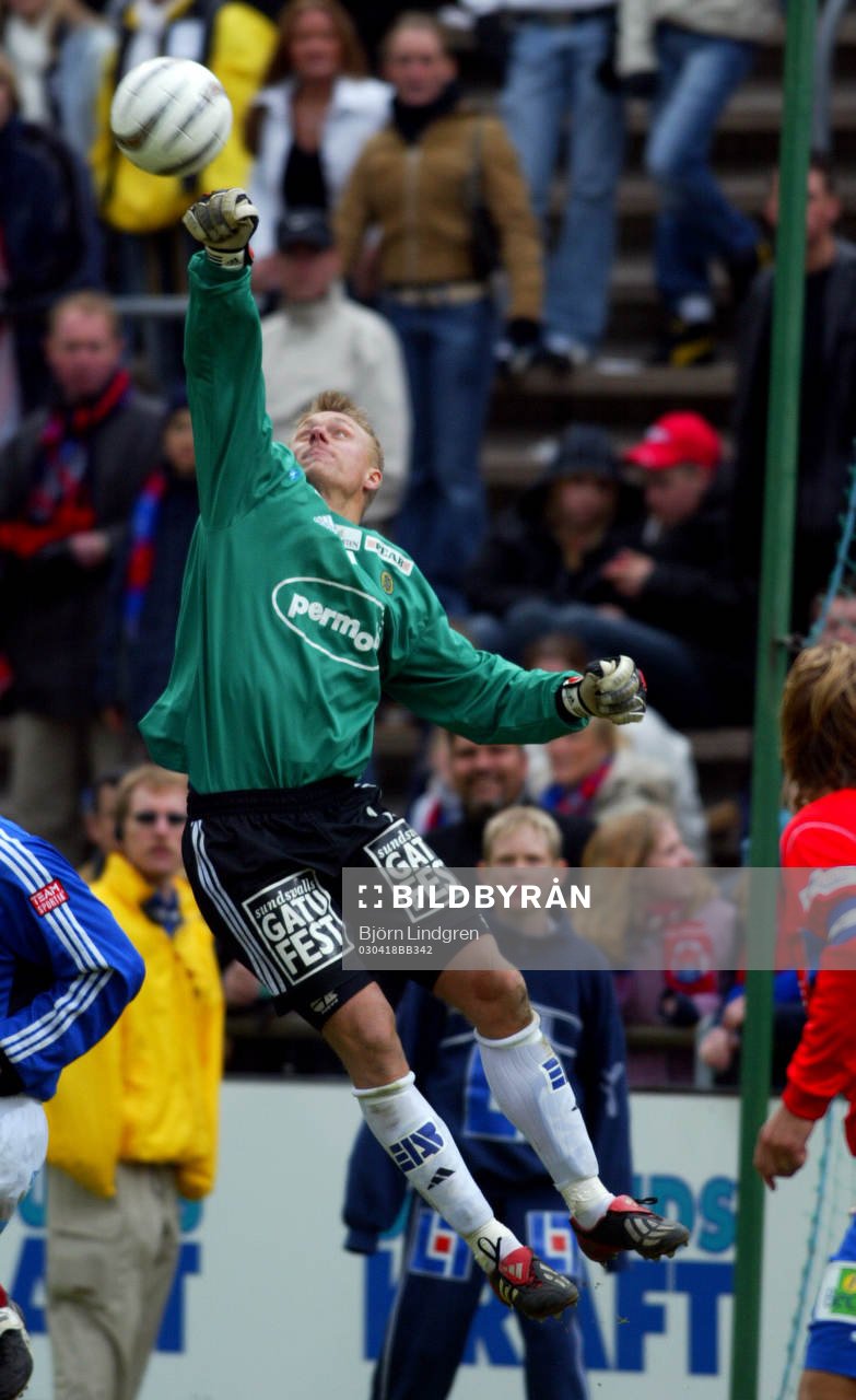 Fredrik Sundfors, Sundsvall boxar ut bollen vid en hörna