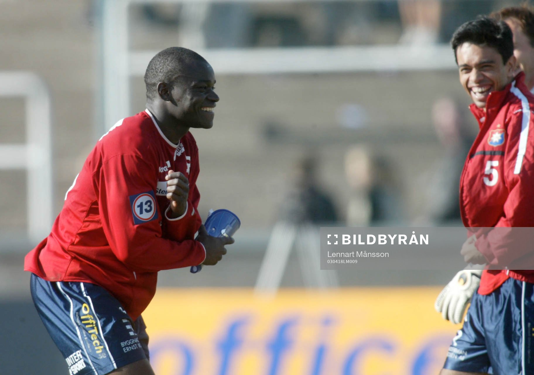 1-0 skytten Edwin Phiri dansar, t.h. Bosco
