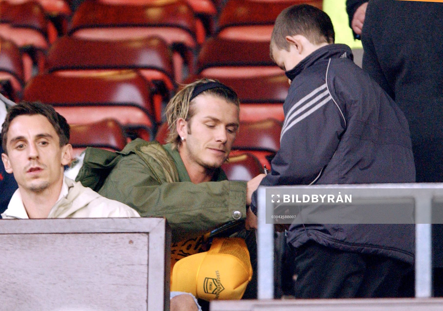  David Beckham, skriver autograf.