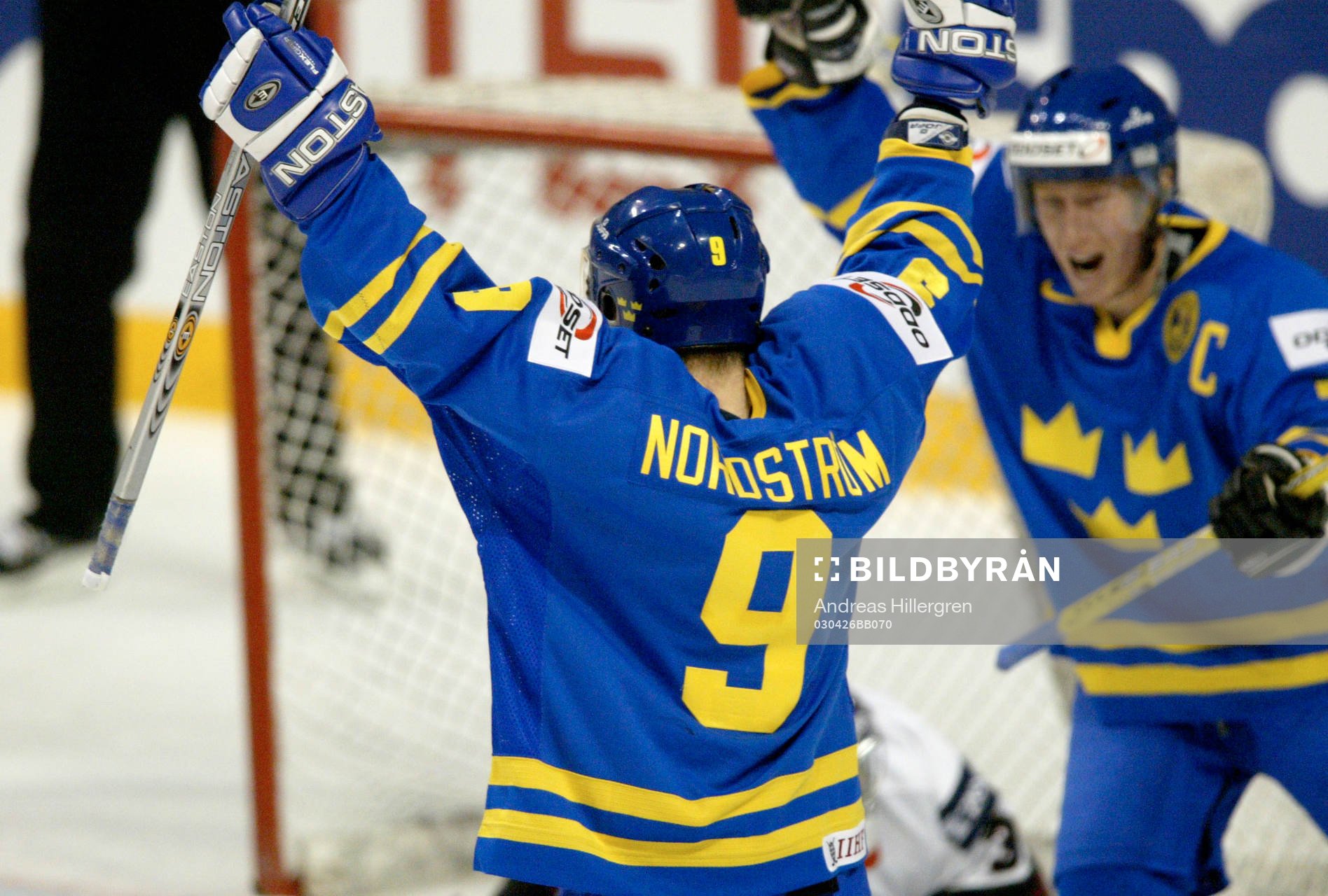 Peter  Nordström, Sverige har gjort 2-1. Här jublar han