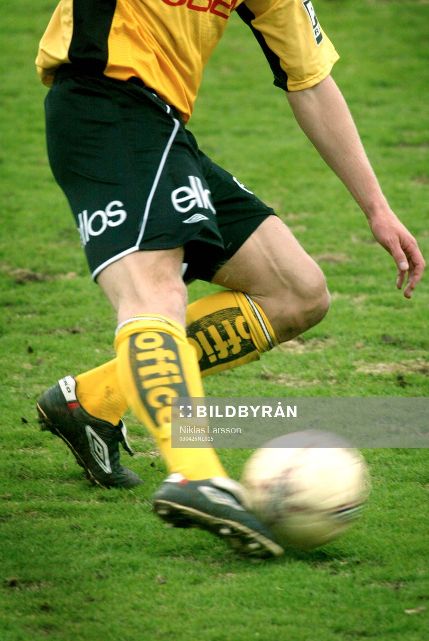 genrebild, boll, fotboll, fötter, fotbollsskor, skott,