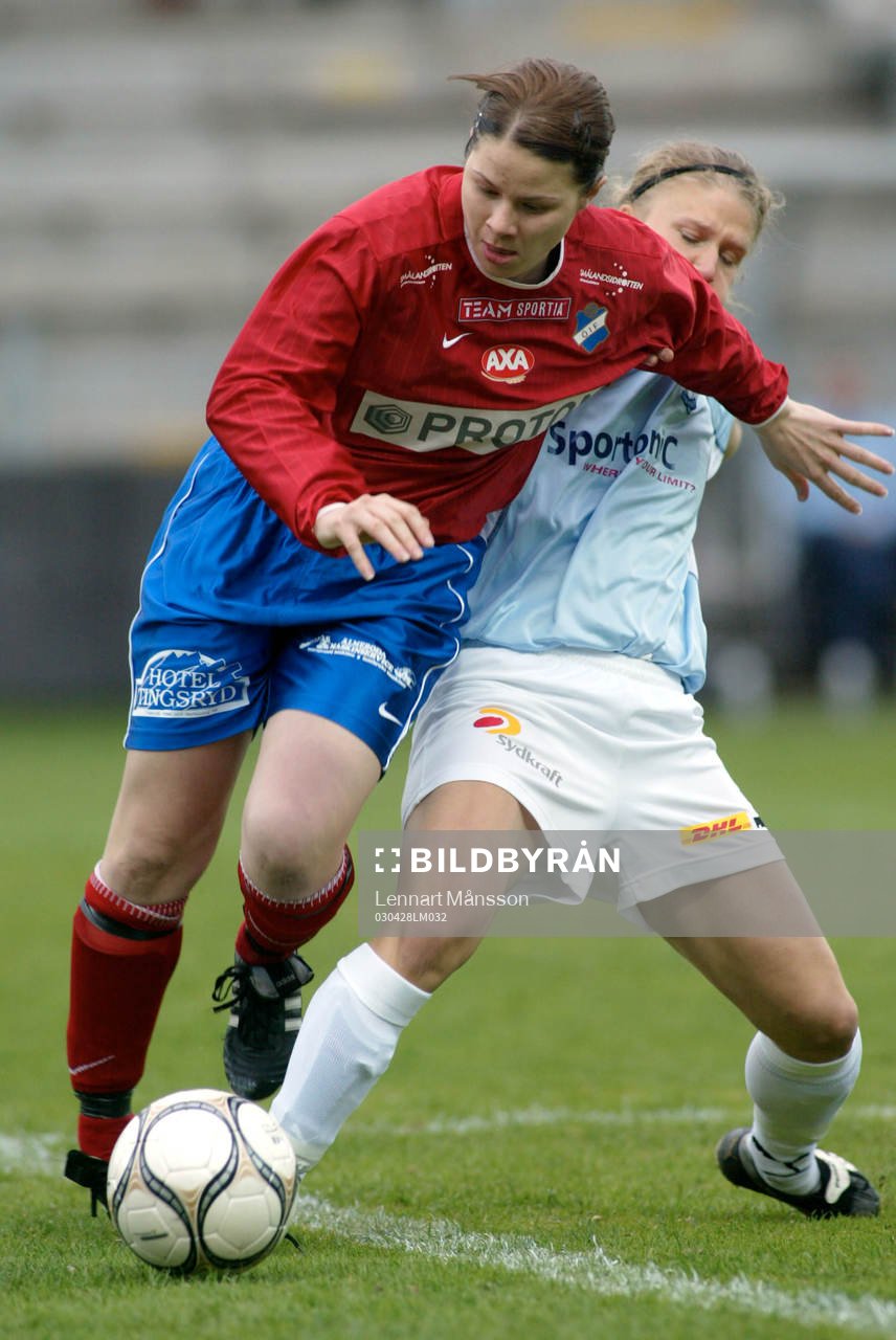 En Öster-spelare håller undan för Frida Nordin, Malmö
