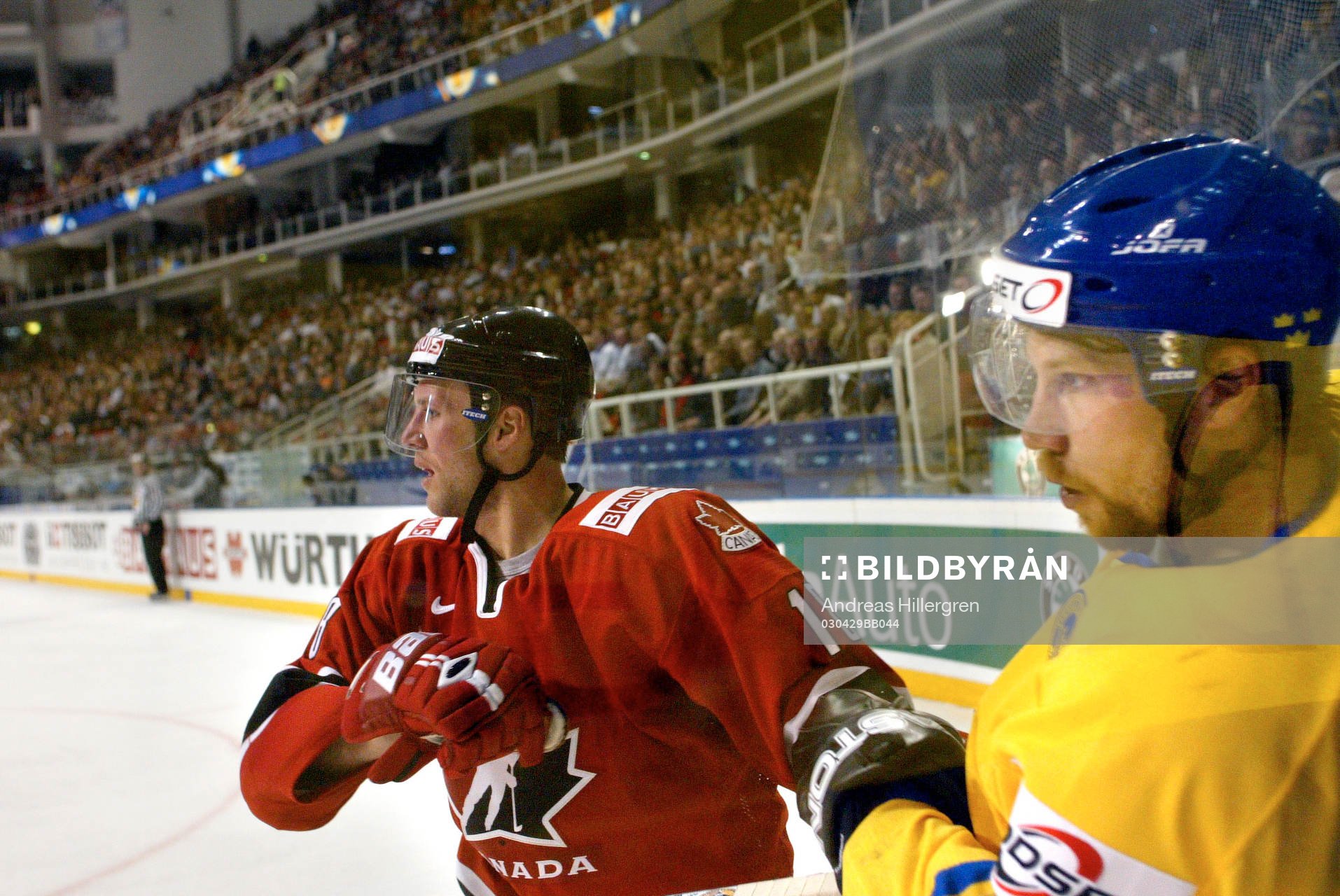 Kirk, Maltby, ger Peter Forsberg, en ordentlig tackling