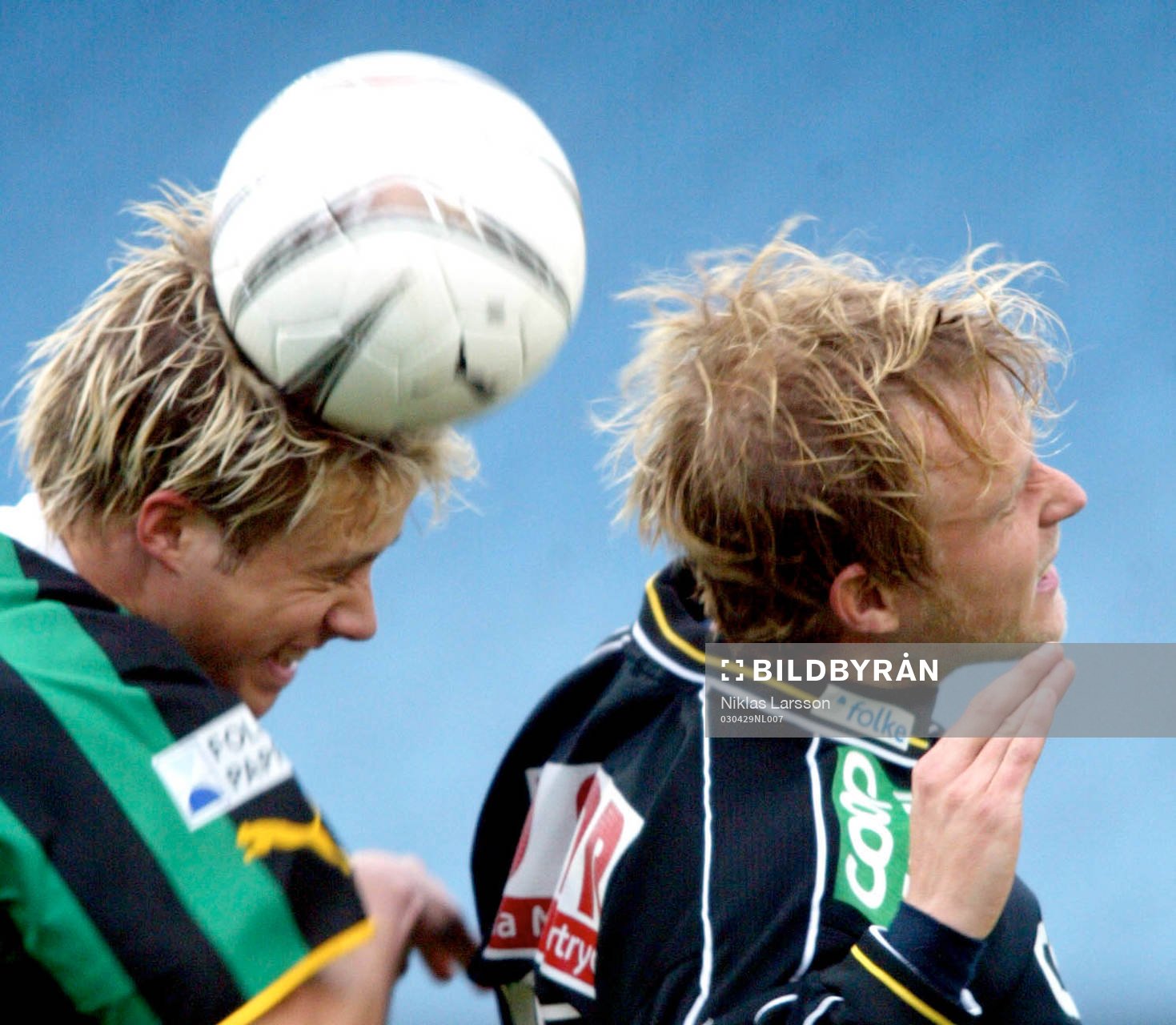 Ville Viljanen vinner en luftduell mot Martin Karlsson