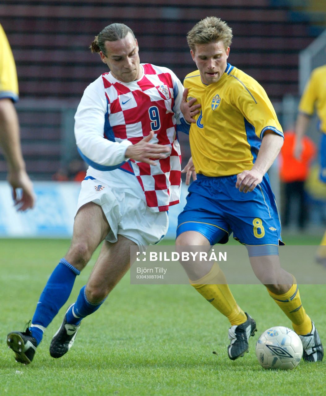 Fotboll, Landskamp, träning, Sverige - Kroatien: Dado Prso, Kroatien och Anders Svensson, Sverige. 
