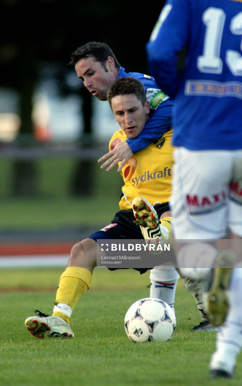 Jimmie Augustsson trycks ner av Mattias Kronvall