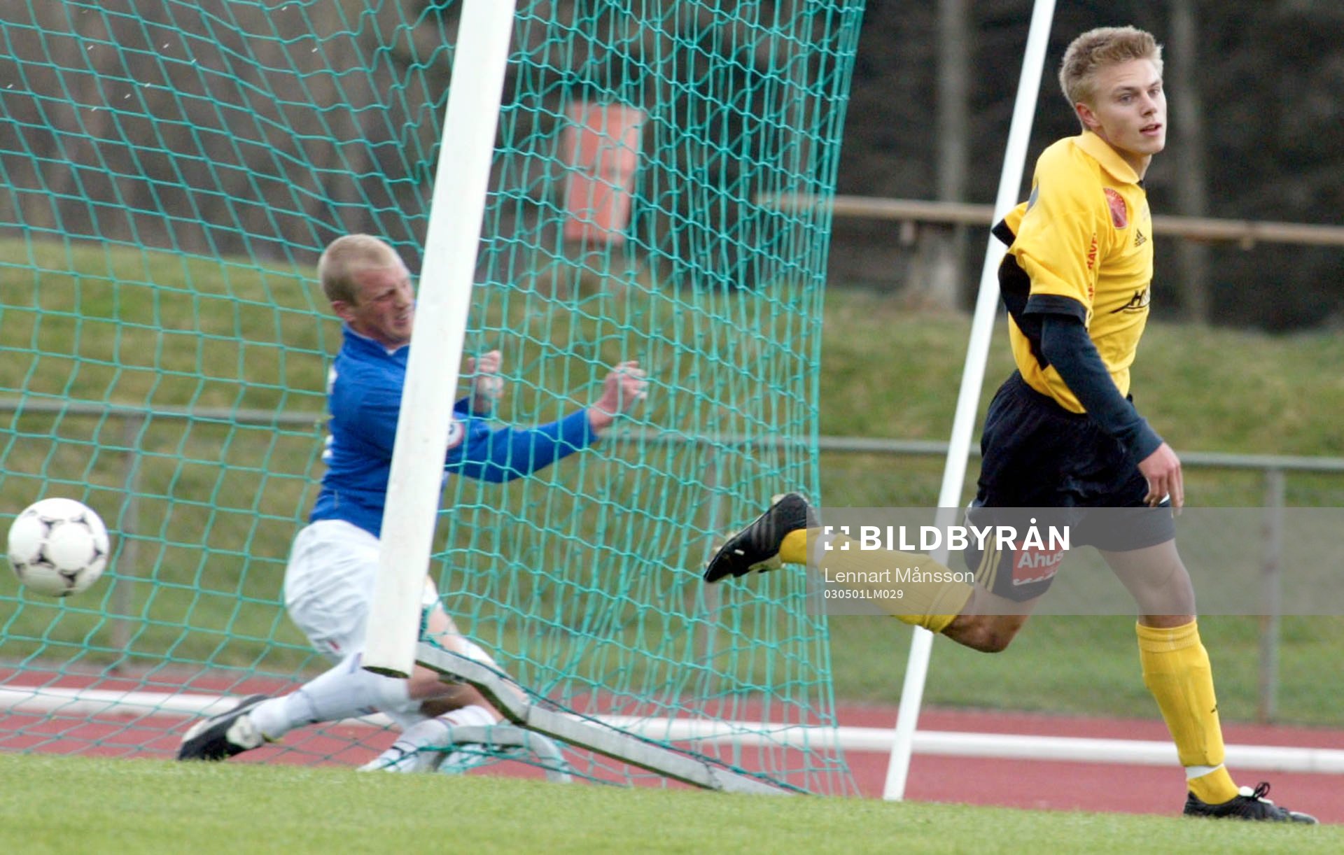  Mattias Andersson, Hässleholm har gjort 1-0, Thomas Magnusson, Trelleborg vittjar nätet.