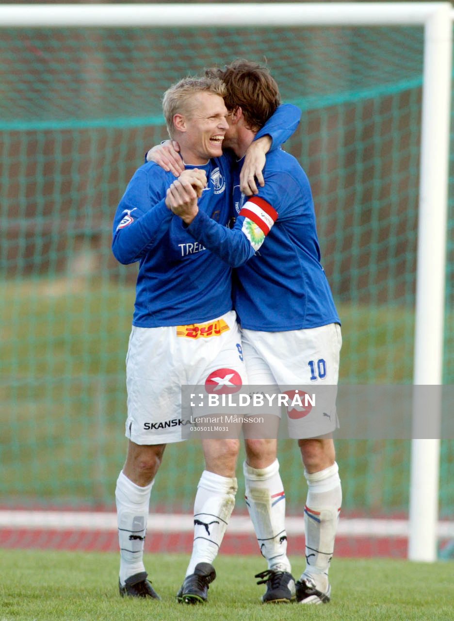  Mats Lilienberg, Trelleborg kramas om av Jonas Nilsson (1-1 målskytt) efter att ha gjort 1-2 