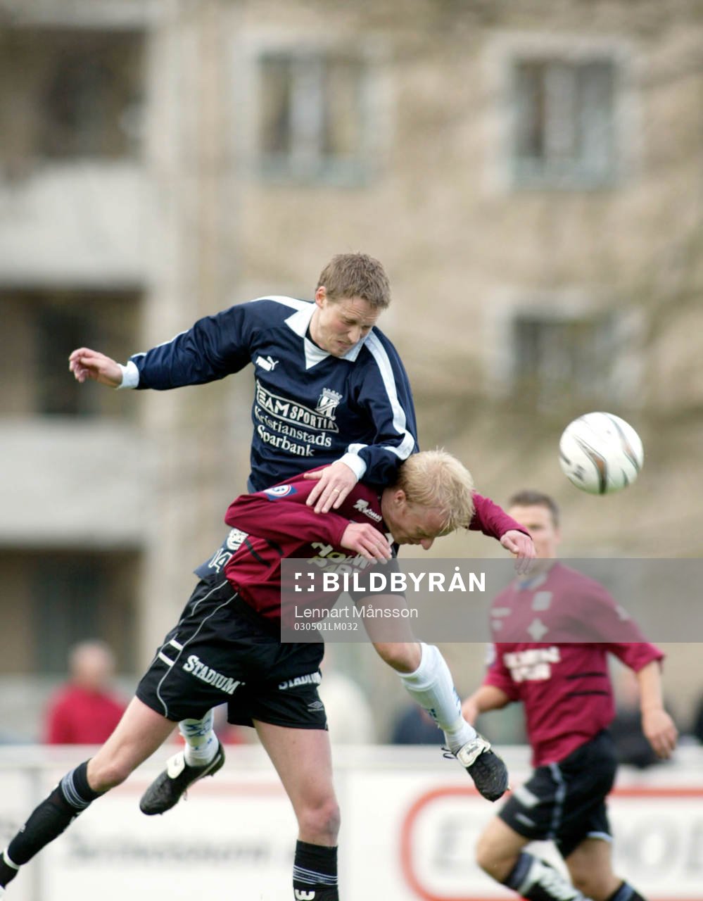  Stefan Noresson, Kristianstad klättrar på målskytten Niclas Fredriksson, Norrköping med frispark som följd.
