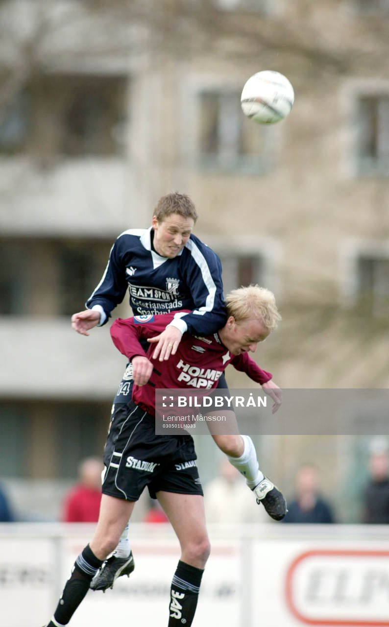  Stefan Noresson, Kristianstad klättrar på målskytten Niclas Fredriksson, Norrköping med frispark som följd.