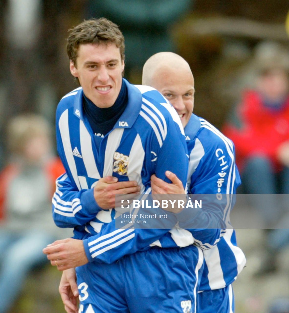  Hans Blomqvist omfamnar och grattar Martin Crossa (jubel) efter att han gjort det avgörande 1-0 målet.