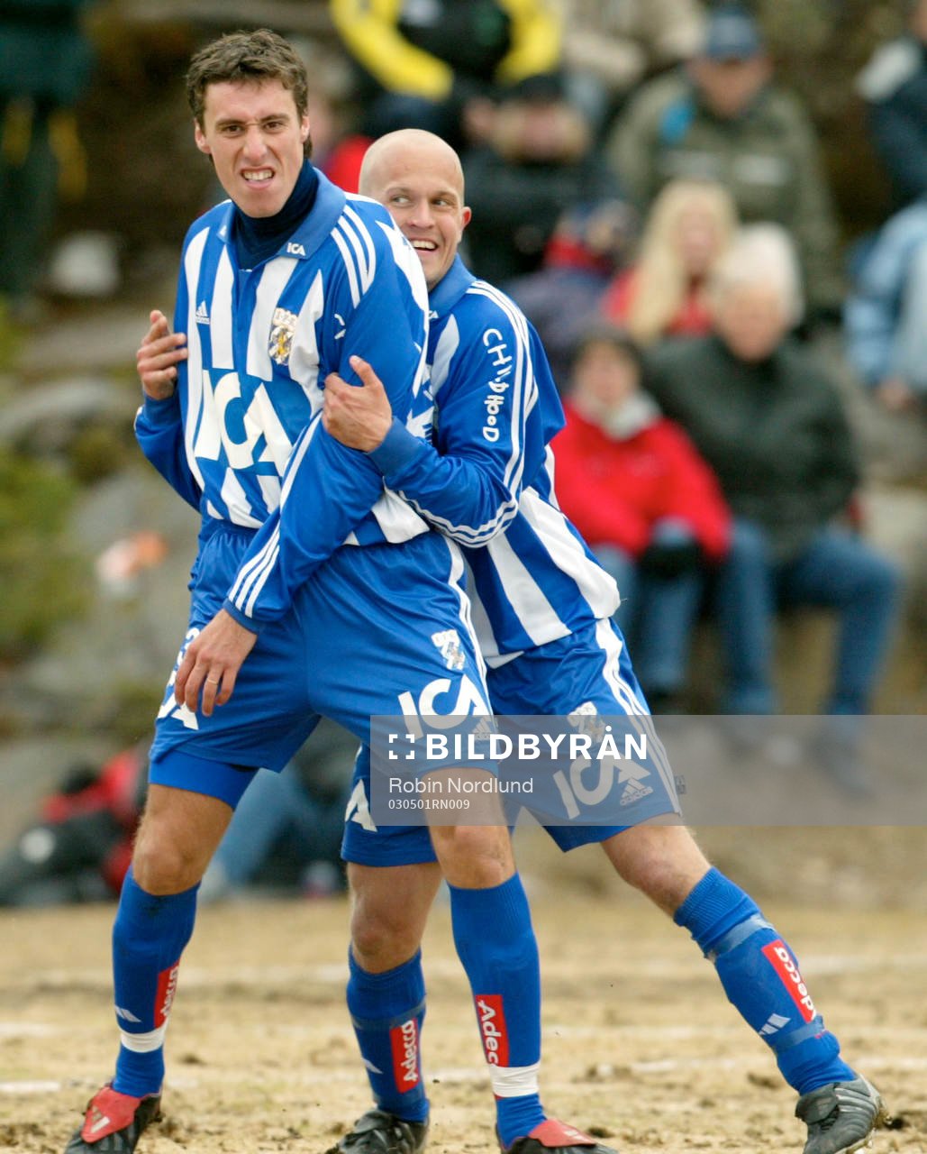  Hans Blomqvist omfamnar och grattar Martin Crossa (jubel) efter att han gjort det avgörande 1-0 målet.