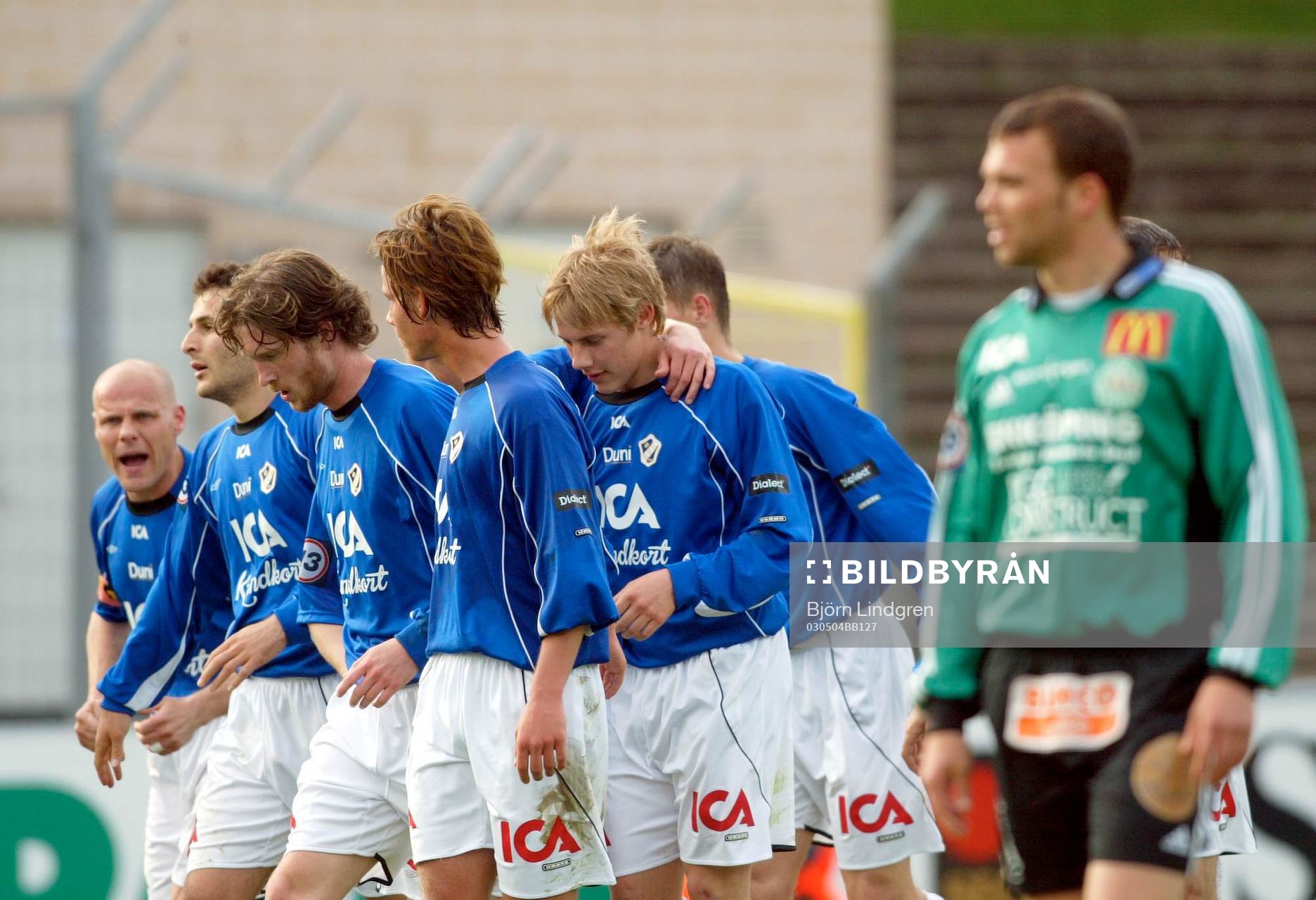 Segerskytten Patrik Ingelsten, Halmstad, klappas om av