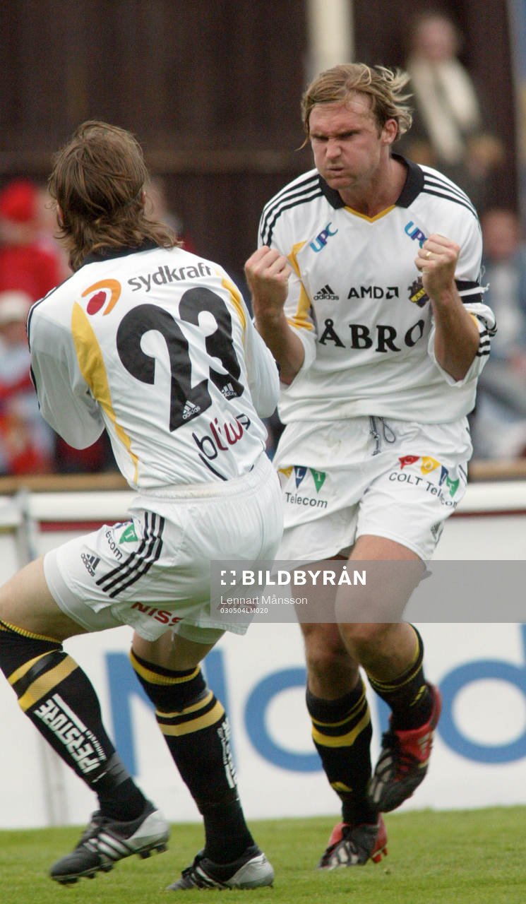 Målskytten Andreas Andersson dansar med Mats Rubarth